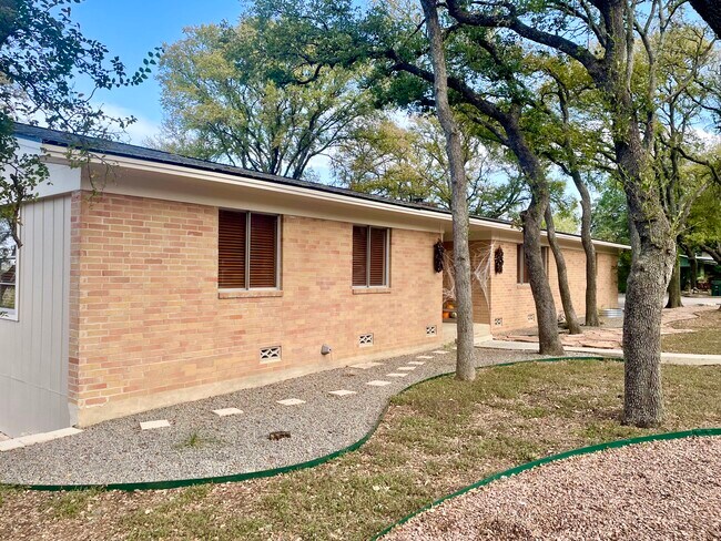 Building Photo - 800 Dale Dr