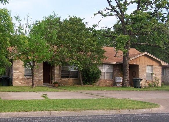 Primary Photo - 824 San Saba Dr