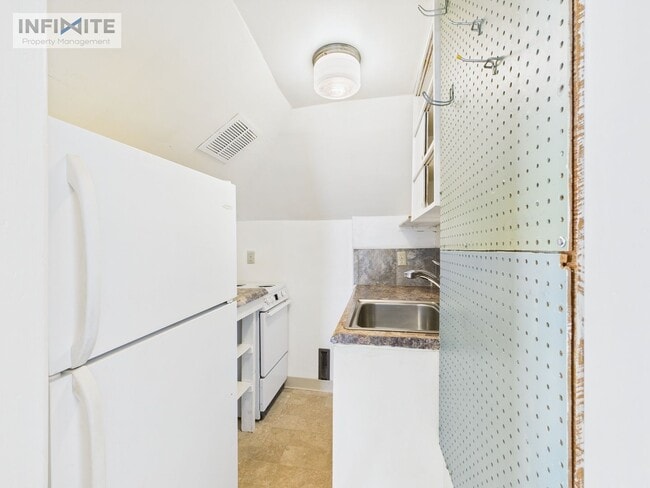 Building Photo - Downtown Charmer! 1st Month Free!