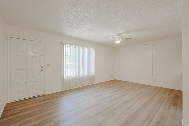 Building Photo - Value priced in North Phoenix!