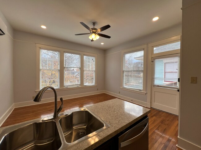 Building Photo - 516 E 8th St