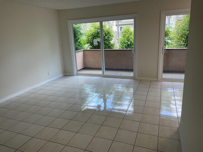 Foto del edificio - 5414 Newcastle Ave