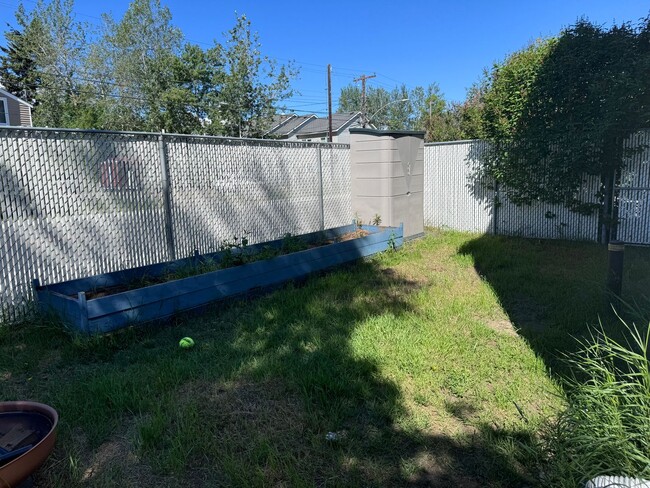 Building Photo - Newly Remodeled 2 Bed, 1 Bath In Town!