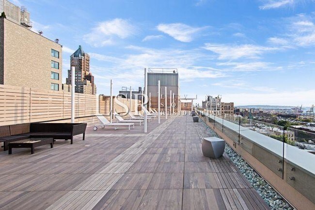 Building Photo - 75 Clinton St