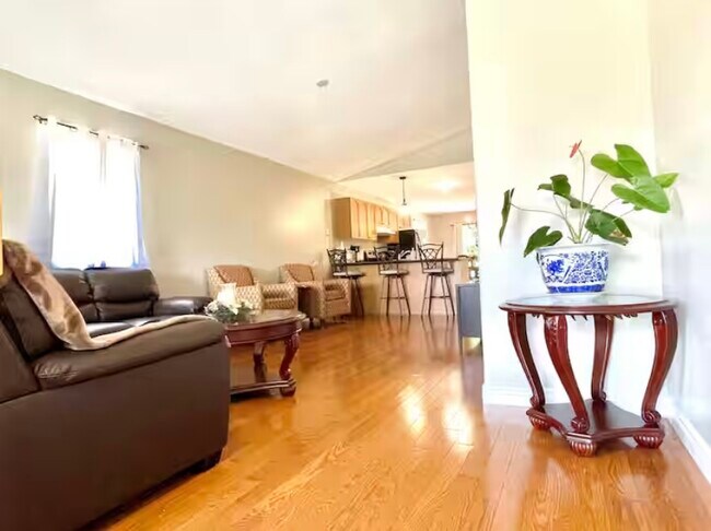 Photo du bâtiment - Spacious & Comfortable 3-Bedroom, 2-Bathroom House | Loon Ave, Barrie, ON | $2,500 / month