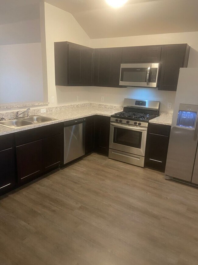 Foto del edificio - Pre-Leasing Available — Spacious 3-Bedroom, 2-Bath Home in Shadow Valley