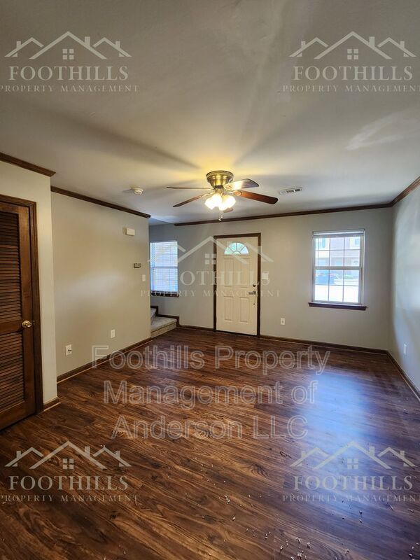 Foto del edificio - 413 Nelson Dr