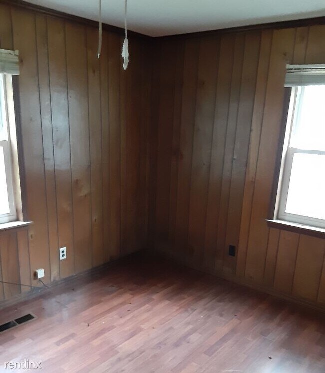 Building Photo - 2 br, 1 bath House - 516 Cemetery St