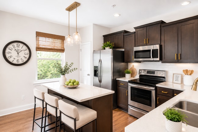 Building Photo - 3 Bedroom Townhome with Garage!