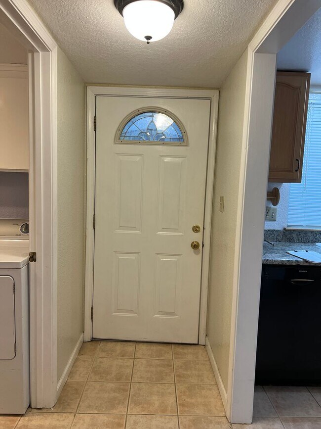 Foto del edificio - Available now! South Davis Townhome On Ver...