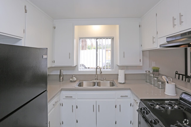 Interior Photo - Echo Pointe
