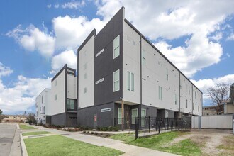 Building Photo - 4314 Roseland Ave