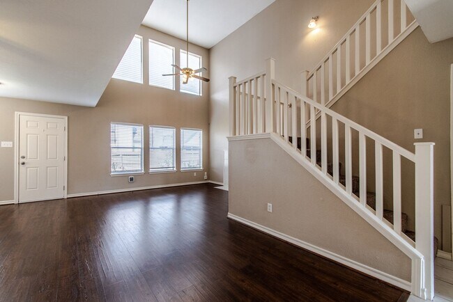 Building Photo - 1600 sq ft of Affluent South Side Living in Prestigious Southside Community