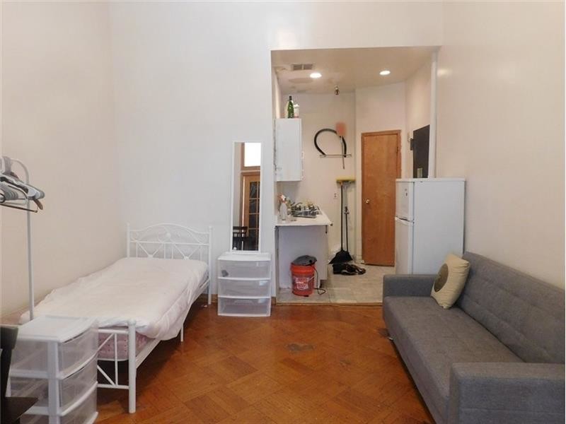 Foto principal - 143 E 35th St