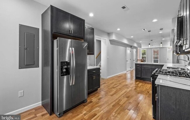 Foto del edificio - East District 3 BR/3.5 BA End Row Home w-Private Parking