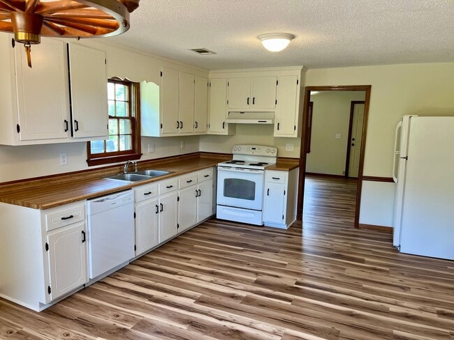 Building Photo - Spacious Living Near UGA in Desirable Oconee County!