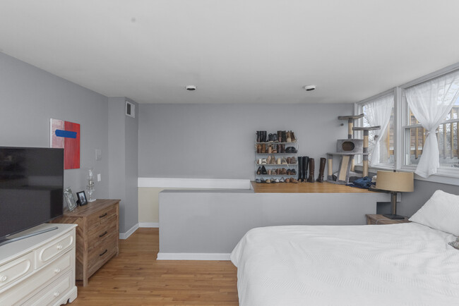 Building Photo - 2050 N Bissell St