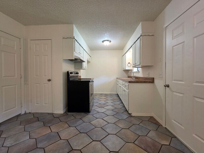 Foto del edificio - 3 bedroom home in Tecumseh!