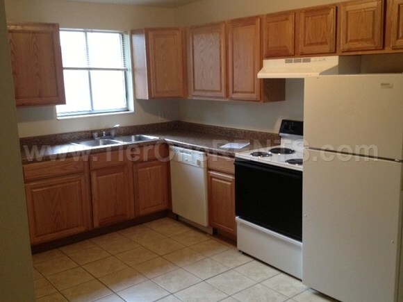 Foto del edificio - Ground Level 2 bed 1 bath Hardwood Floors!