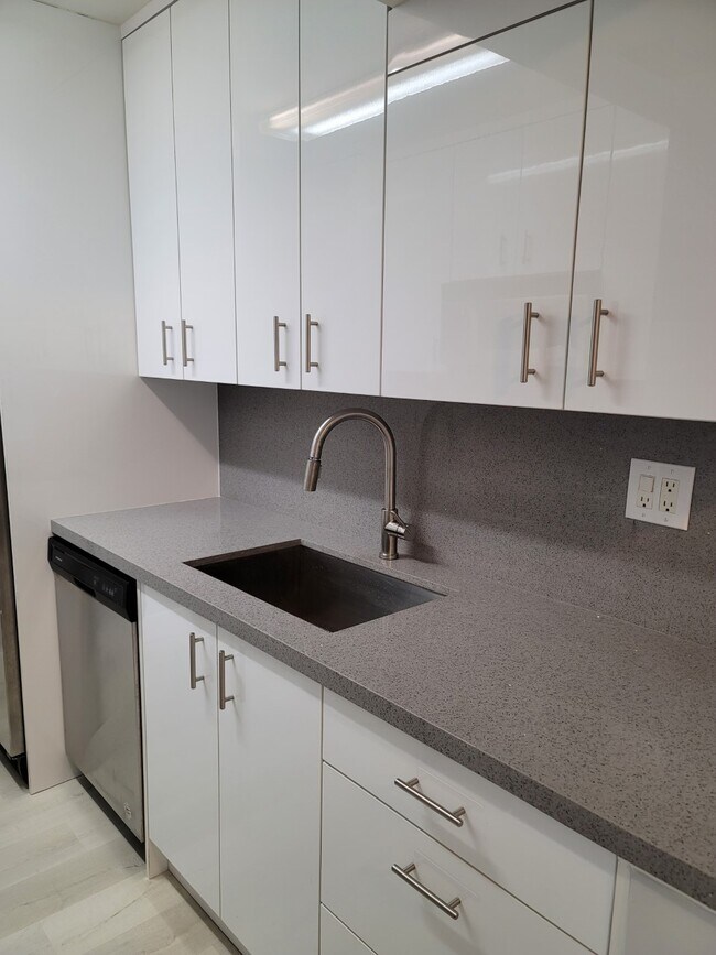 Foto del edificio - 10790 N Kendall Dr