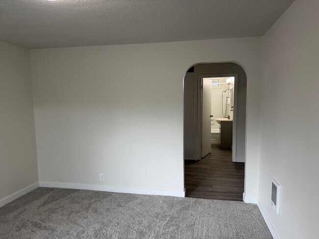 Foto del edificio - Updated two-bedroom one bathroom duplex with a fenced yard!
