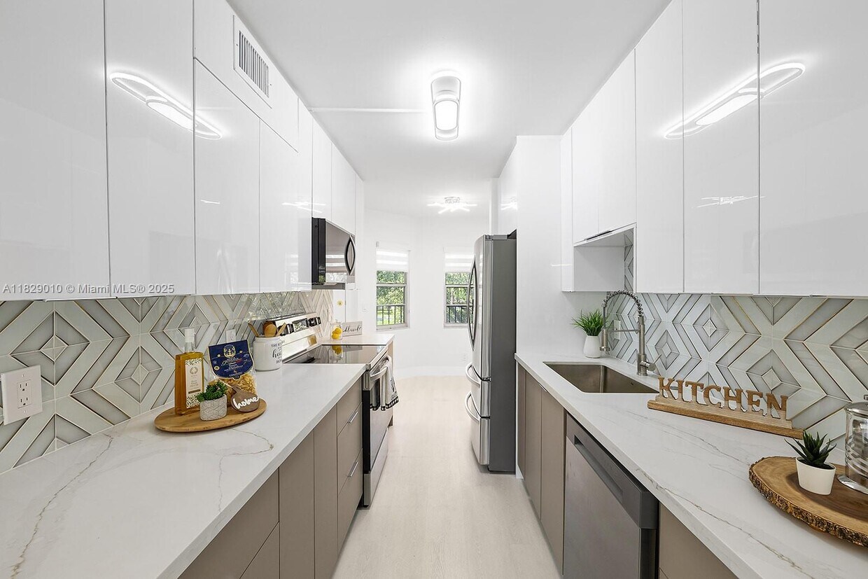 Foto principal - 12501 SW 14th St