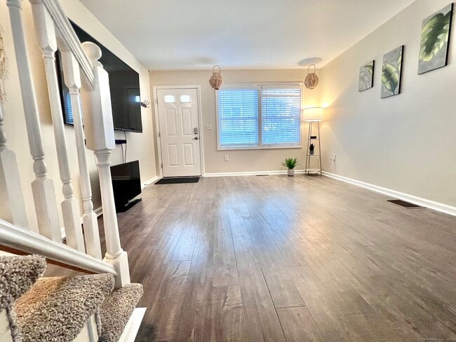 Foto del edificio - 48 Strawberry Hill Ave