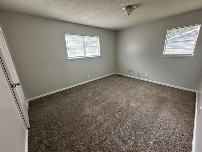 Building Photo - 4053 Log Cabin Dr
