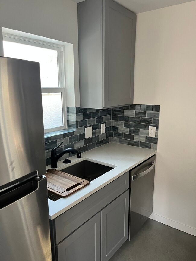 Building Photo - 2093 Ayala St