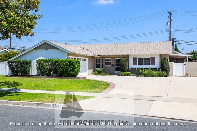 Building Photo - Charming Home in Vibrant Los Alamitos