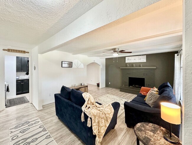Foto del edificio - 5705 NW Chestnut Ln