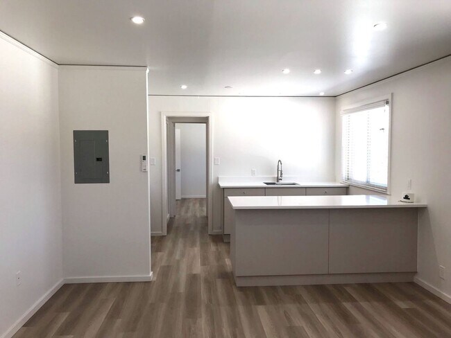 Foto del edificio - Make this your home! Fully remodeled 1 bedroom, 1 bath! Great Los Alamos Location. Upstairs Unit ...