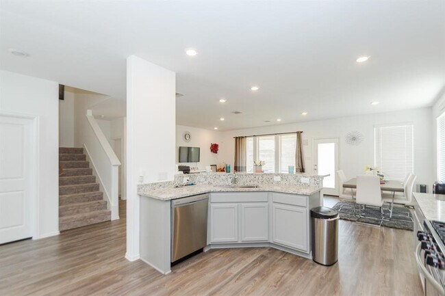 Foto del edificio - 5007 Dunstable Manor Ln