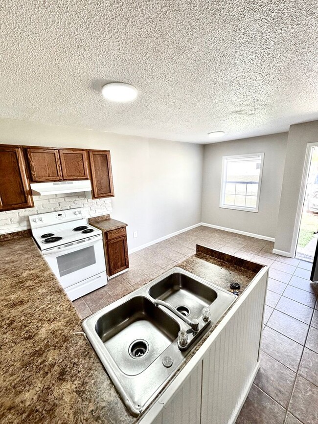 Building Photo - 1/2 off the first month's rent with a secu...