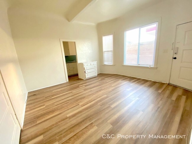 Building Photo - One Bedroom Apartment in South Salinas