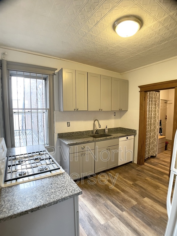 Building Photo - 437 53rd St