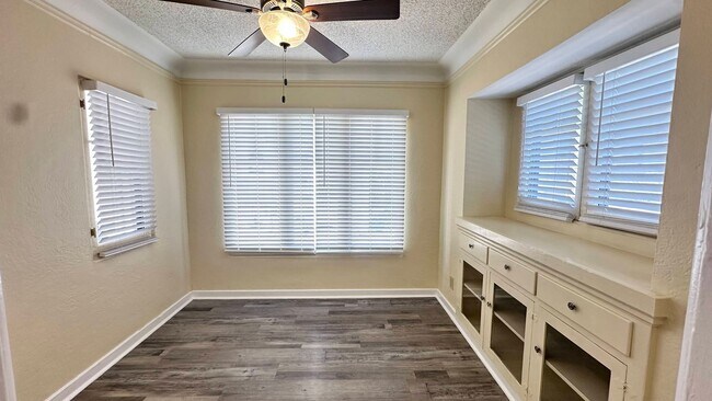 Foto del edificio - LARGE DOWNSTAIRS ONE BEDROOM ONE BATH!