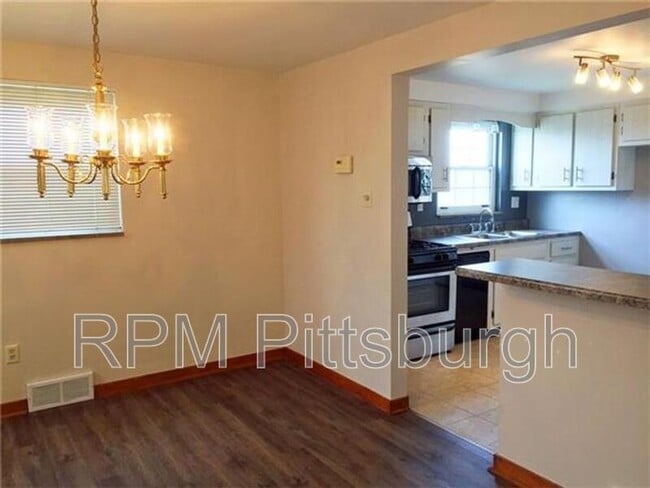 Building Photo - 2108 Lucina Ave