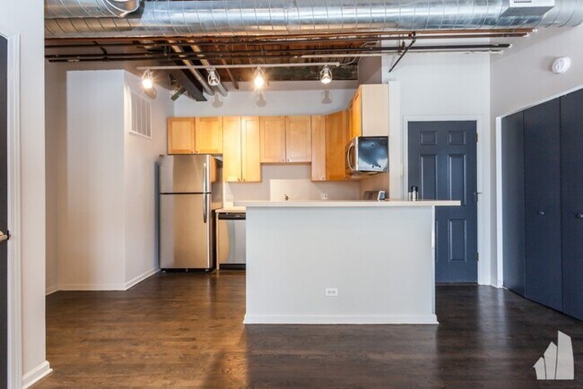 Building Photo - 2014 W Wabansia Ave