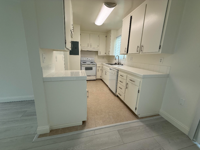 Building Photo - 5480 Aurora Dr