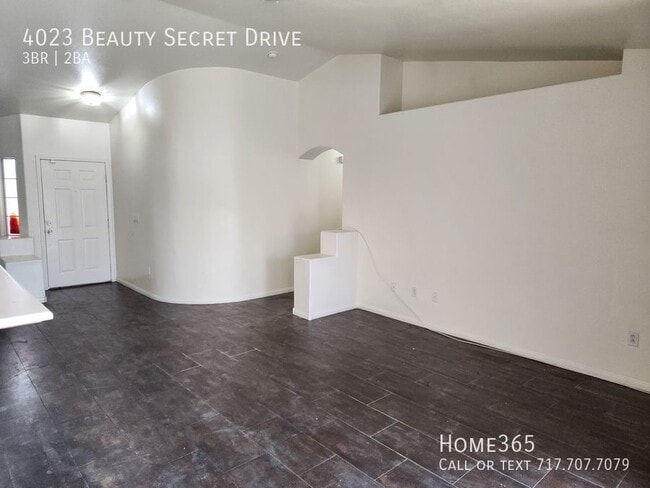 Building Photo - Beautiful Single Story 3 Bedroom 2 Bath Home!