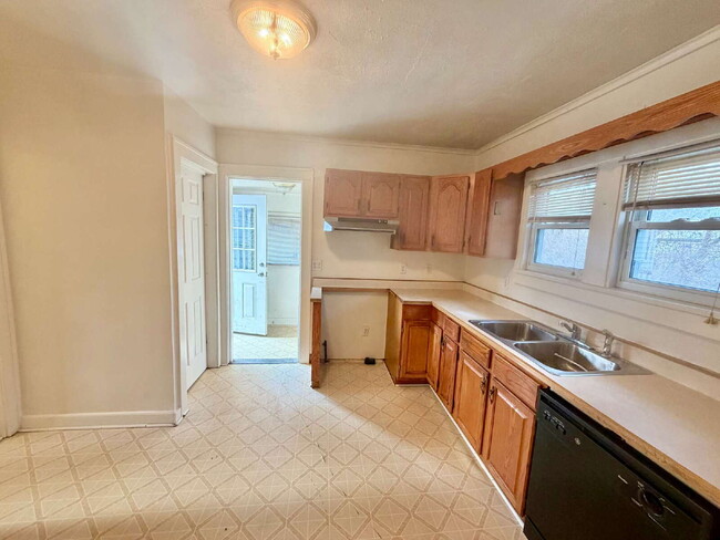 Building Photo - 3 Bedroom with a bonus room, 1 Bath Available!