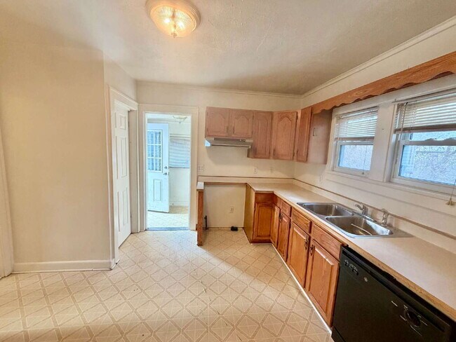 Foto del edificio - 3 Bedroom with a bonus room, 1 Bath Available!