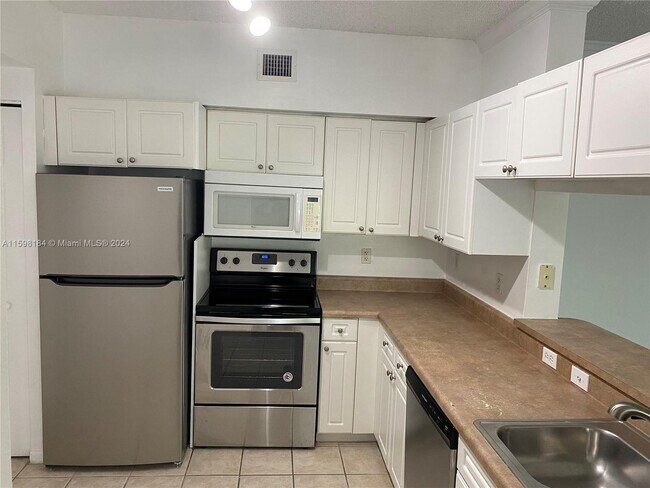 Foto del edificio - 17150 North Bay Road Apt #2313, Sunny Isle...
