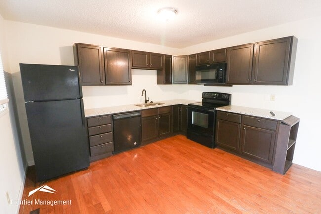 Foto del edificio - Spacious 3 bedroom townhome with a fenced in backyard!