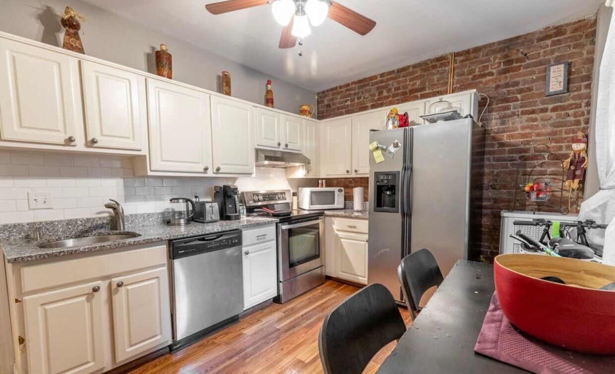 Primary Photo - Large 1 Bed - Off Street Parking - Updated...