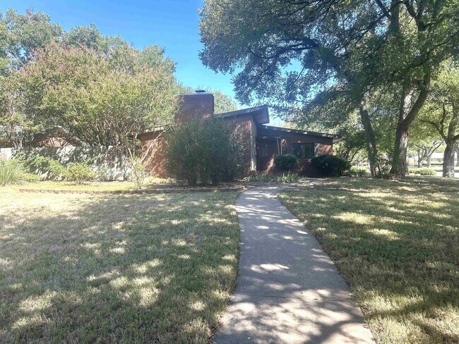 Building Photo - 2400 Martin St