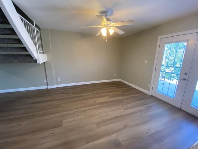 Building Photo - Inviting 3-Bed, 2.5-Bath Townhome: Newly U...