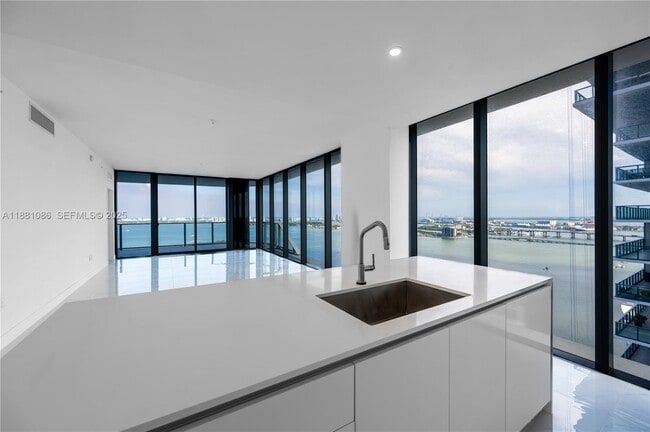 Foto del edificio - 700 NE 24th St