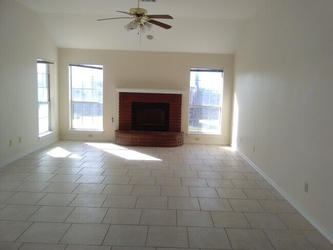Foto del edificio - 2511 Creek Dr. - Call LONGHORN PROPERTIES ...